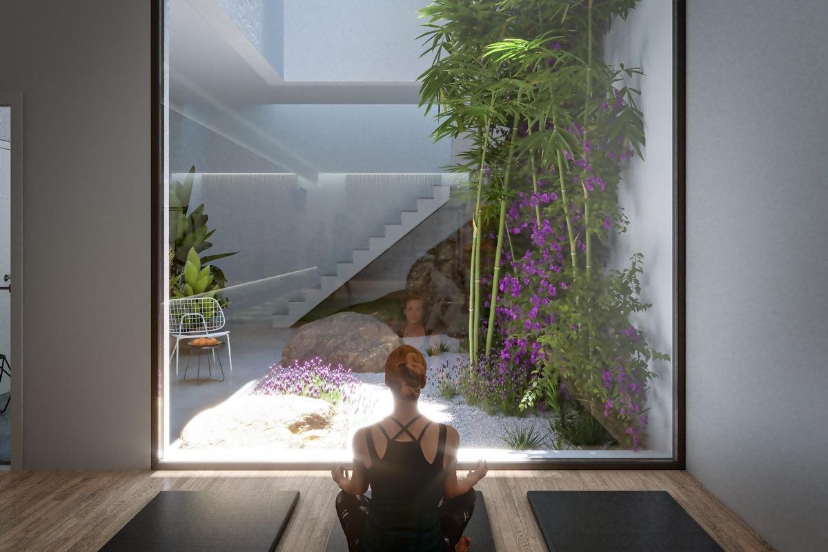 Rustige meditatie ruimte met uitzicht op groen door grote ramen in een appartement op de begane grond in San Juan.