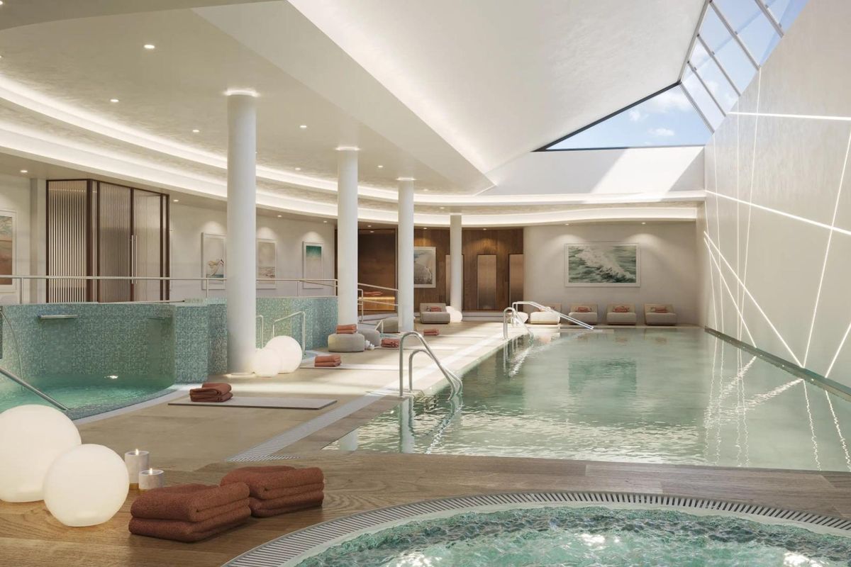 Luxe binnenzwembad met ontspannende zitplaatsen en natuurlijk licht in Estepona, Costa del Sol.