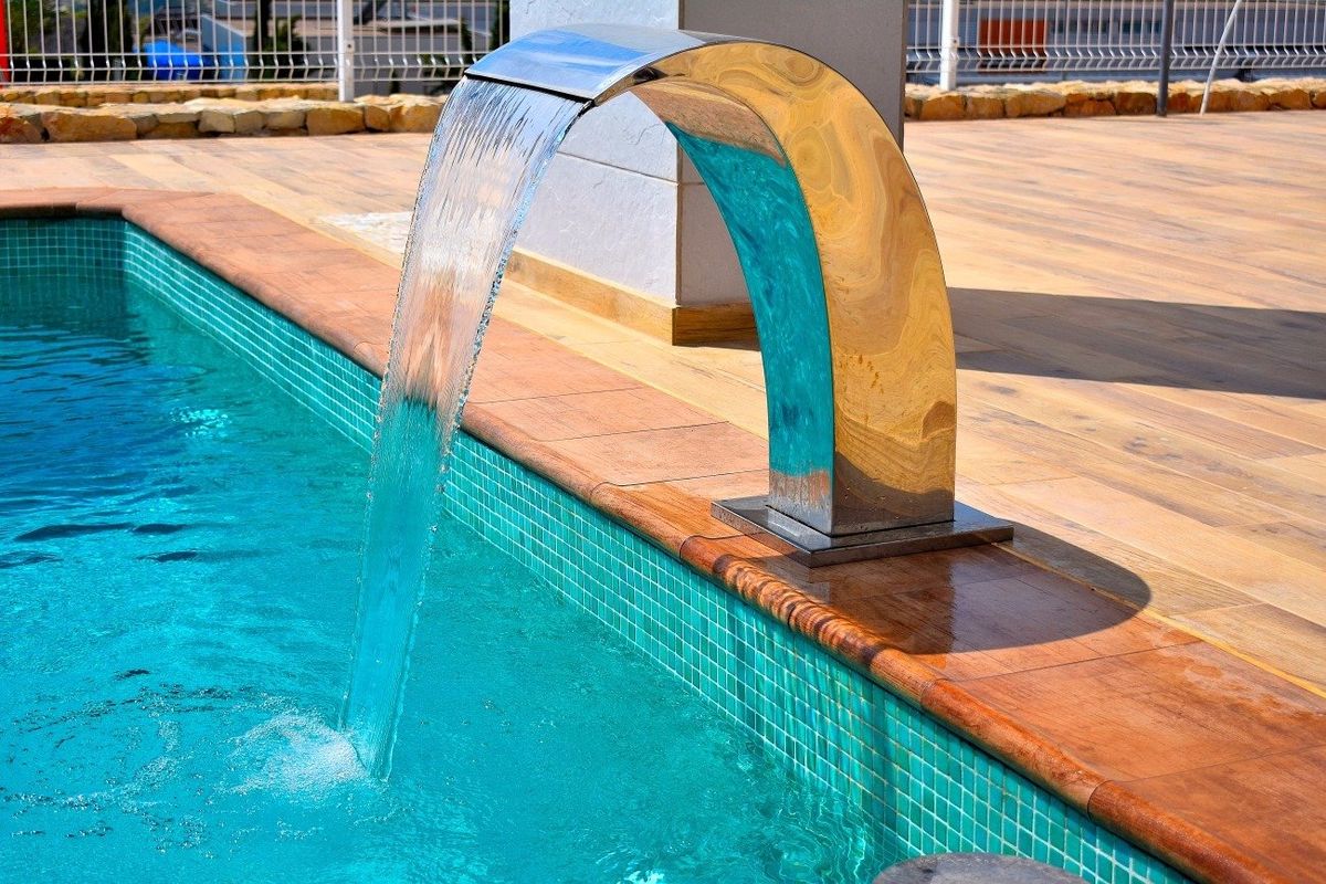 Een moderne waterval die in het zwembad van de 4-slaapkamer villa in Finestrat stroomt.