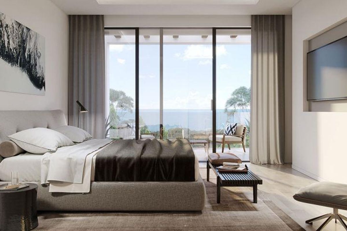 Elegante slaapkamer in een 3-slaapkamer villa, met grote ramen en een prachtig uitzicht in Aspe.