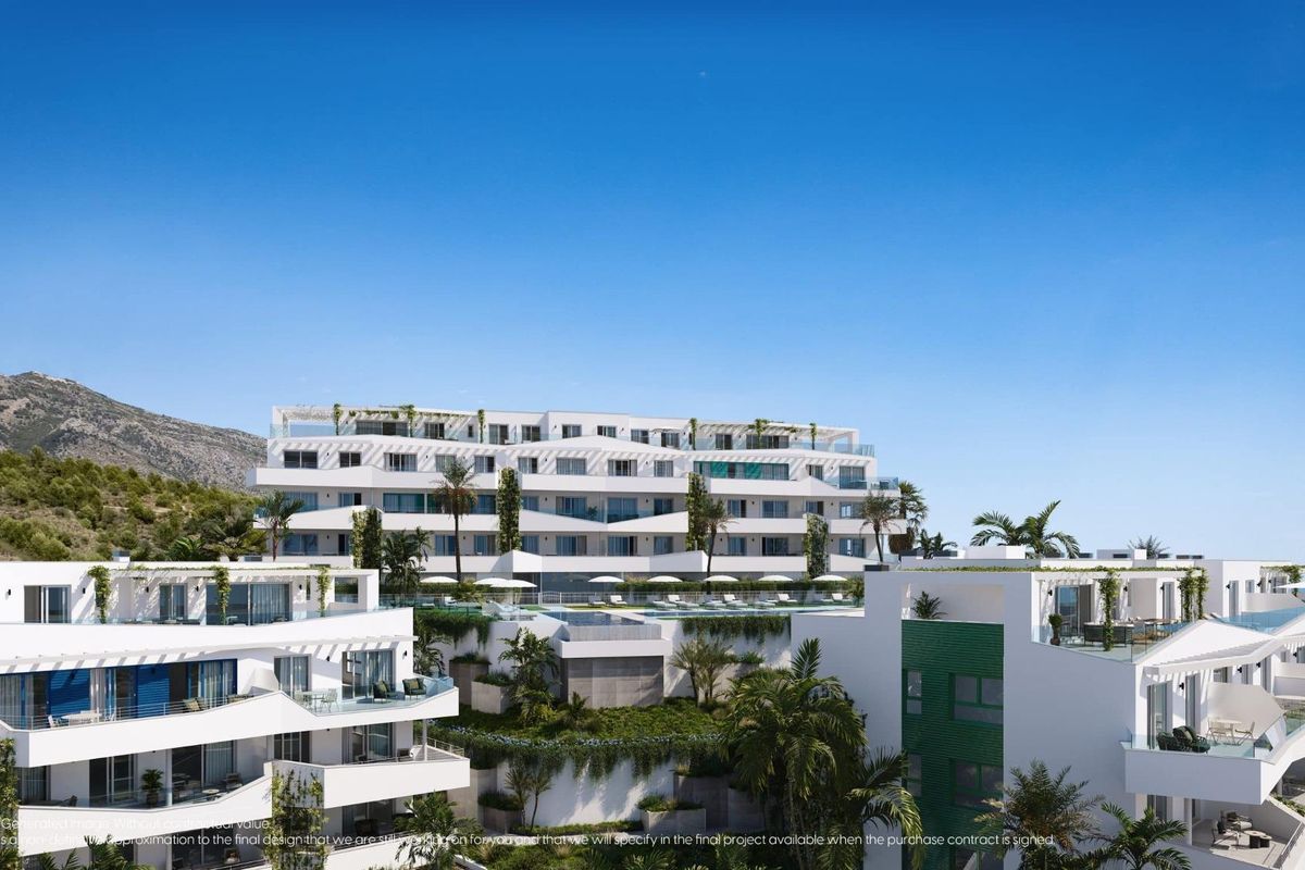 Uitzicht op een modern appartementencomplex met weelderige tuinen en zwembaden in Mijas, Costa del Sol.