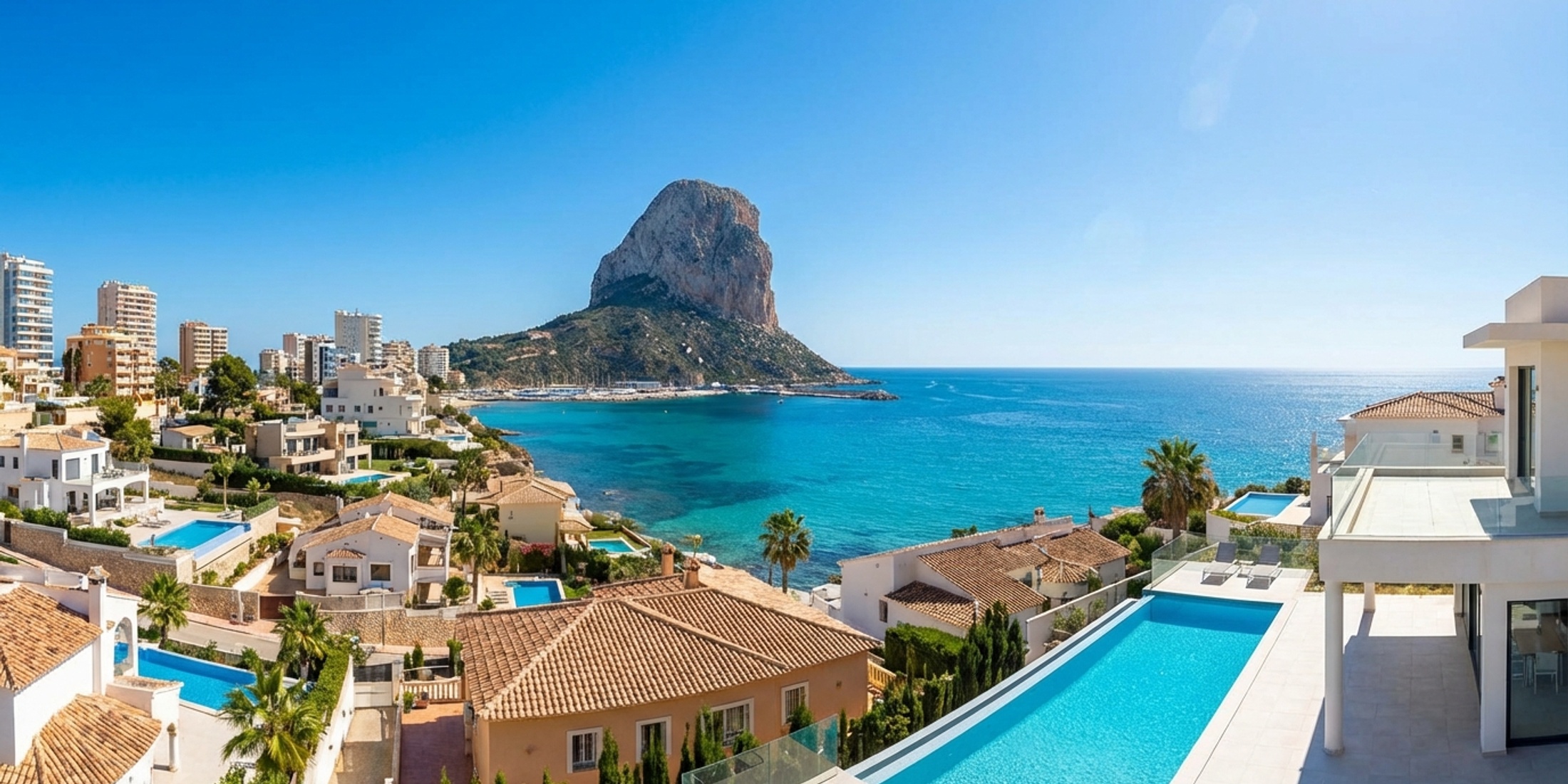 Panoramisch uitzicht op de rots van Calpe en de Middellandse Zee