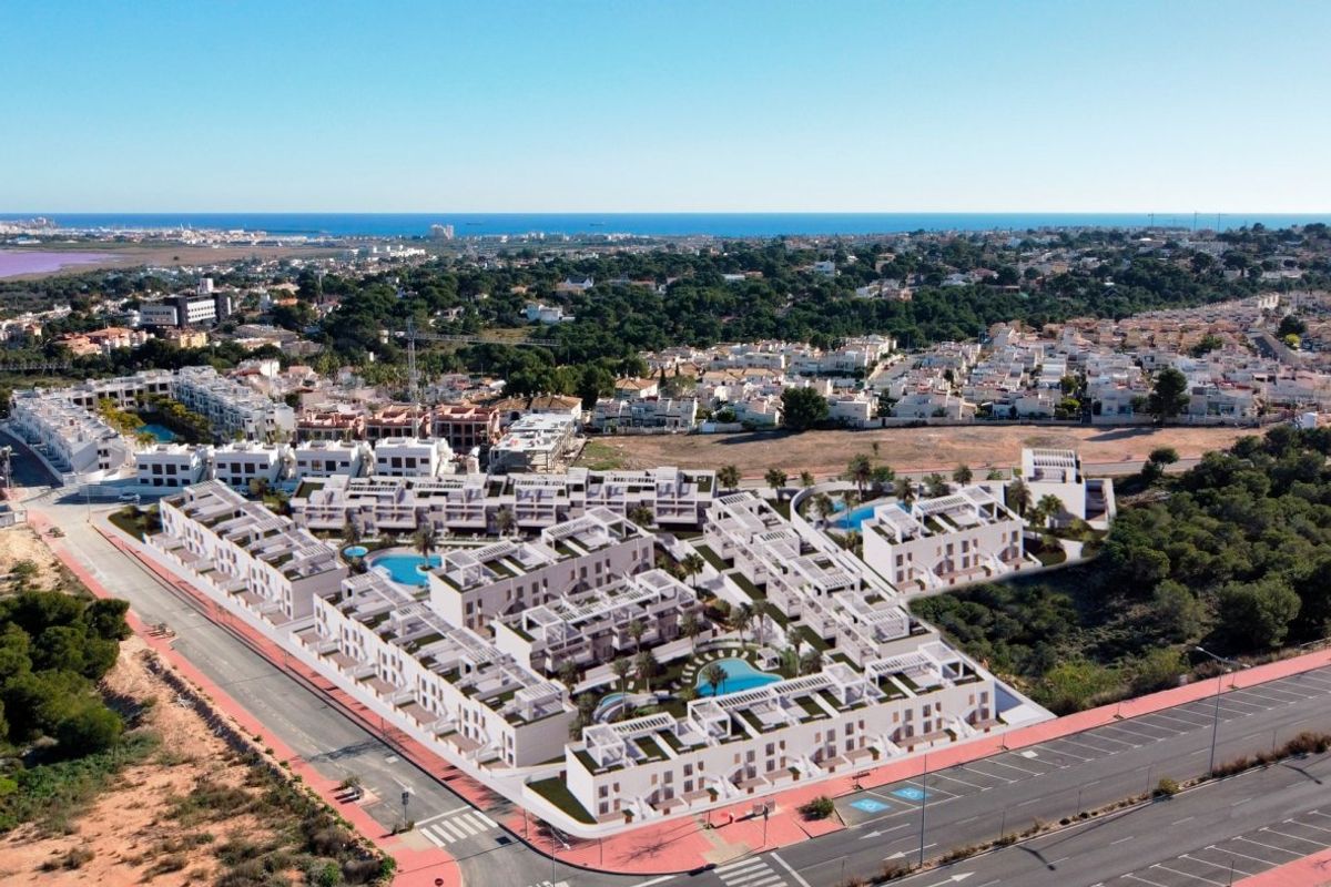 Luchtfoto van moderne bungalows en serene omgeving in Torrevieja, Costa Blanca Zuid.