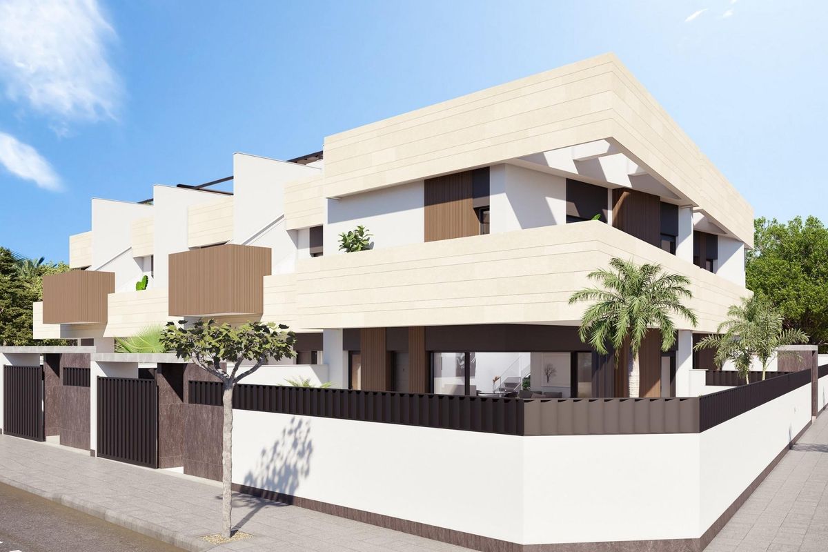 Charmante buitenkant van een 3-slaapkamer townhouse op een zonnige locatie in Pilar de La Horadada, Costa Blanca Zuid.