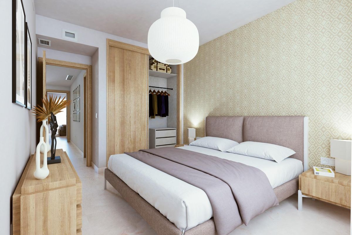 Ruime slaapkamer in een 2-slaapkamer appartement in Estepona, Costa del Sol, met een stijlvolle inrichting en opslag.