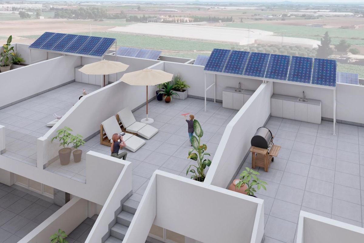Een ruime dakt terras met ligstoelen en zonnepanelen, met uitzicht op de velden van Costa Calida.