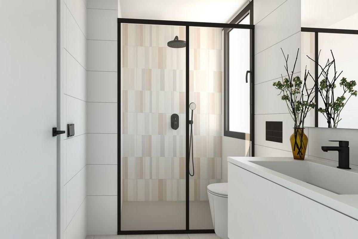 Strakke badkamer in een villa in Denia, met een moderne douche en minimalistisch ontwerp voor comfort.