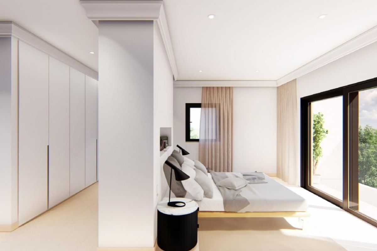 Helder en luchtig slaapkamer in de villa in San Juan Alicante, met grote ramen voor natuurlijk licht.