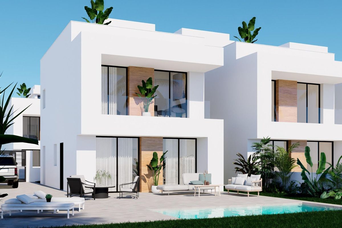 Chique buitenaanzicht van een townhouse met zwembad en terras, omgeven door groen in Orihuela Costa.