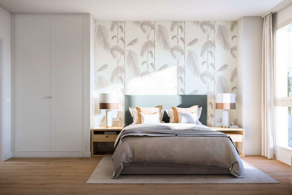 Stijlvolle slaapkamer van een 2-slaapkamer penthouse in Denia, met bloemetjesbehang en elegante meubels.