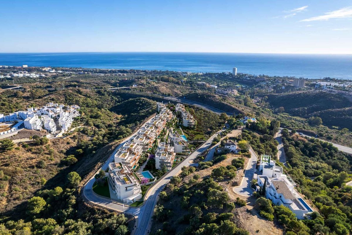 Panoramisch uitzicht op de kust van Marbella met woongebieden en weelderige heuvels vanaf het penthouse.