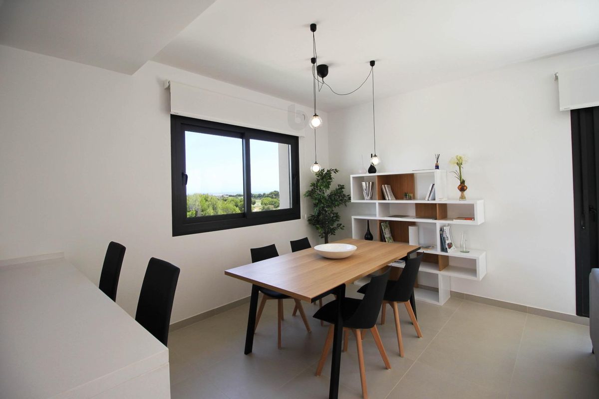 Gezellige eetruimte in het appartement met minimalistisch design en natuurlijk licht in Pilar de La Horadada.