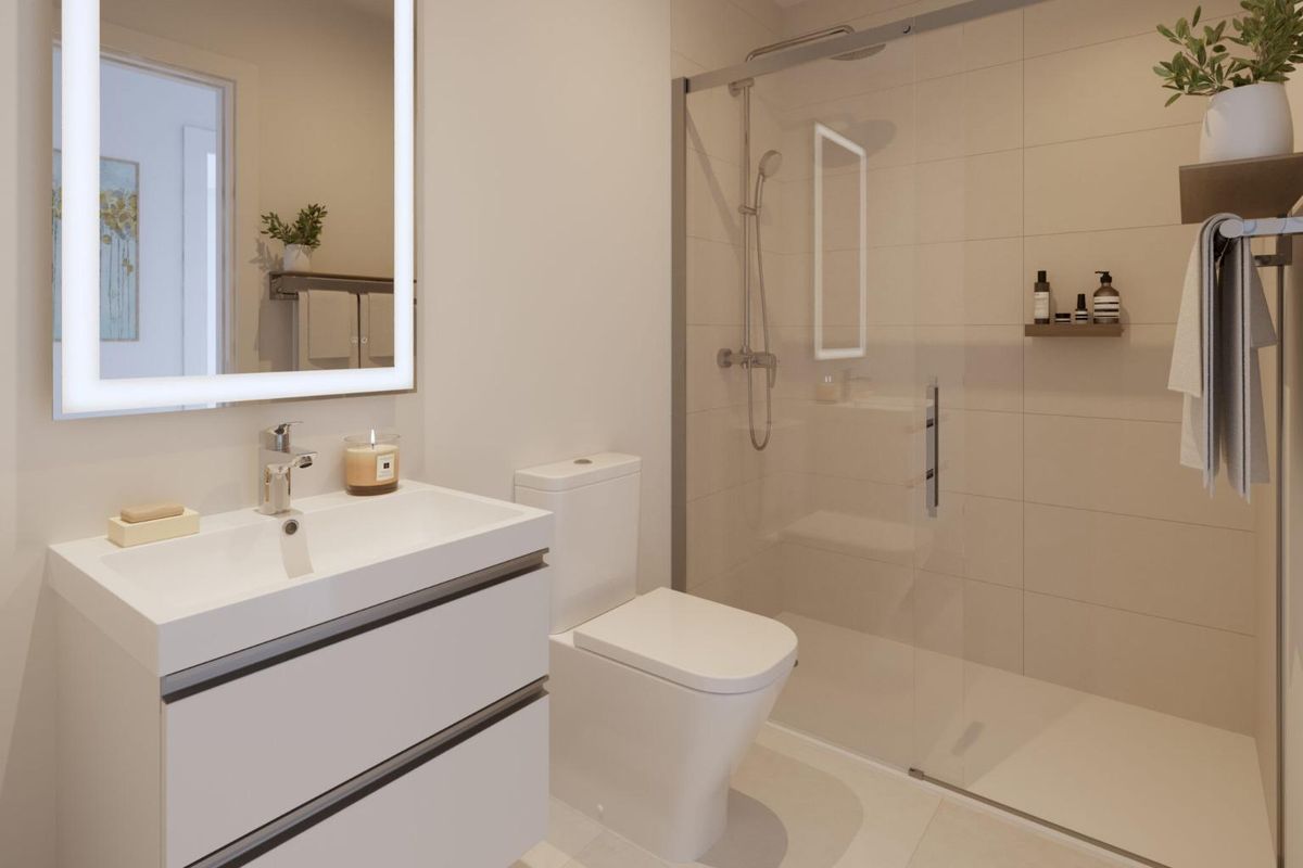 Modern badkamer met douche en strak ontwerp in een 3-slaapkamer townhouse in Vélez Málaga.