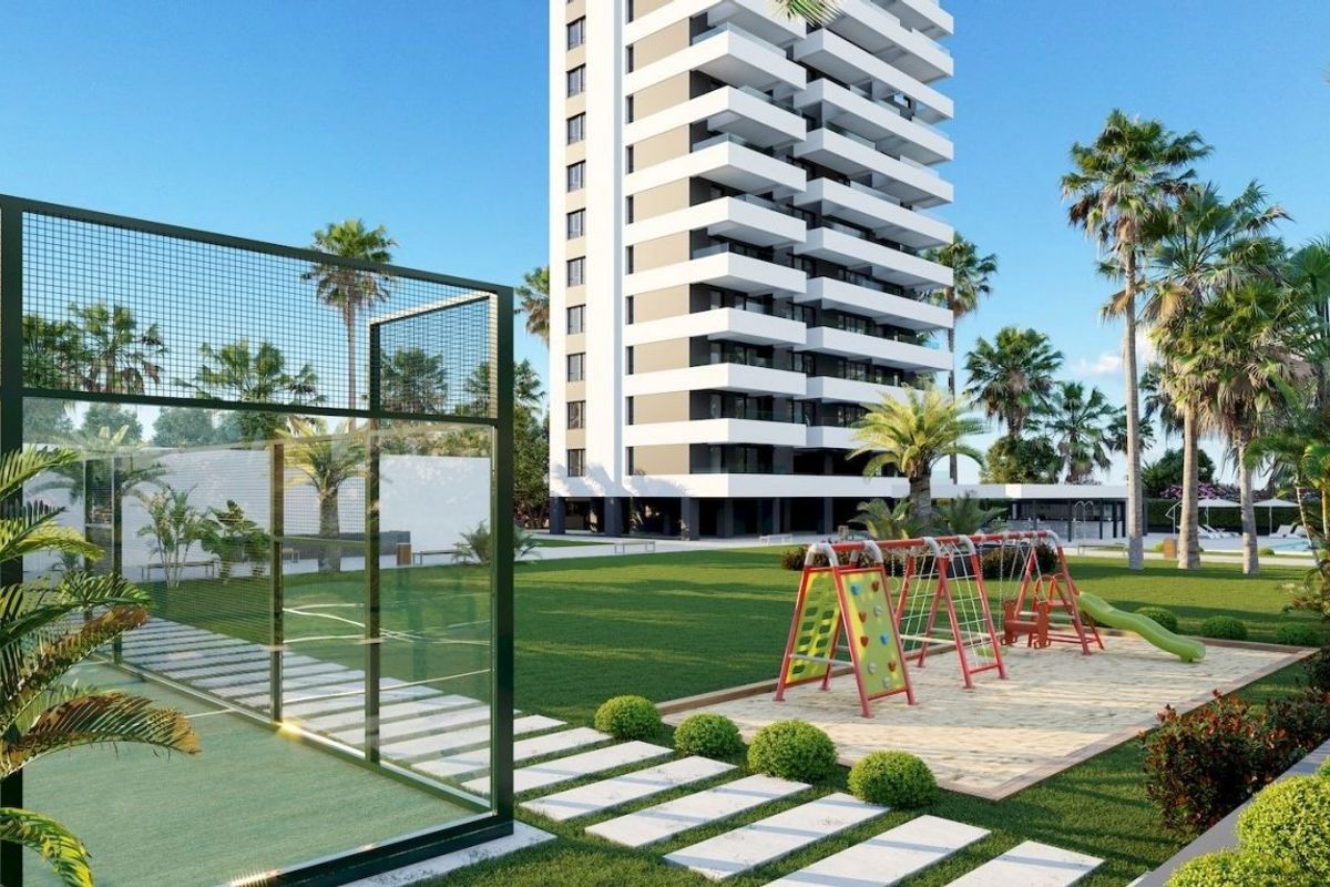 Gezinsvriendelijk penthousegebied in Calpe, met een speeltuin en sportvelden.
