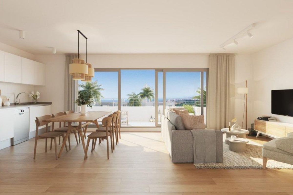 Heldere woonkamer en eetkamer in het penthouse met moderne decoratie en zeezicht in Estepona.