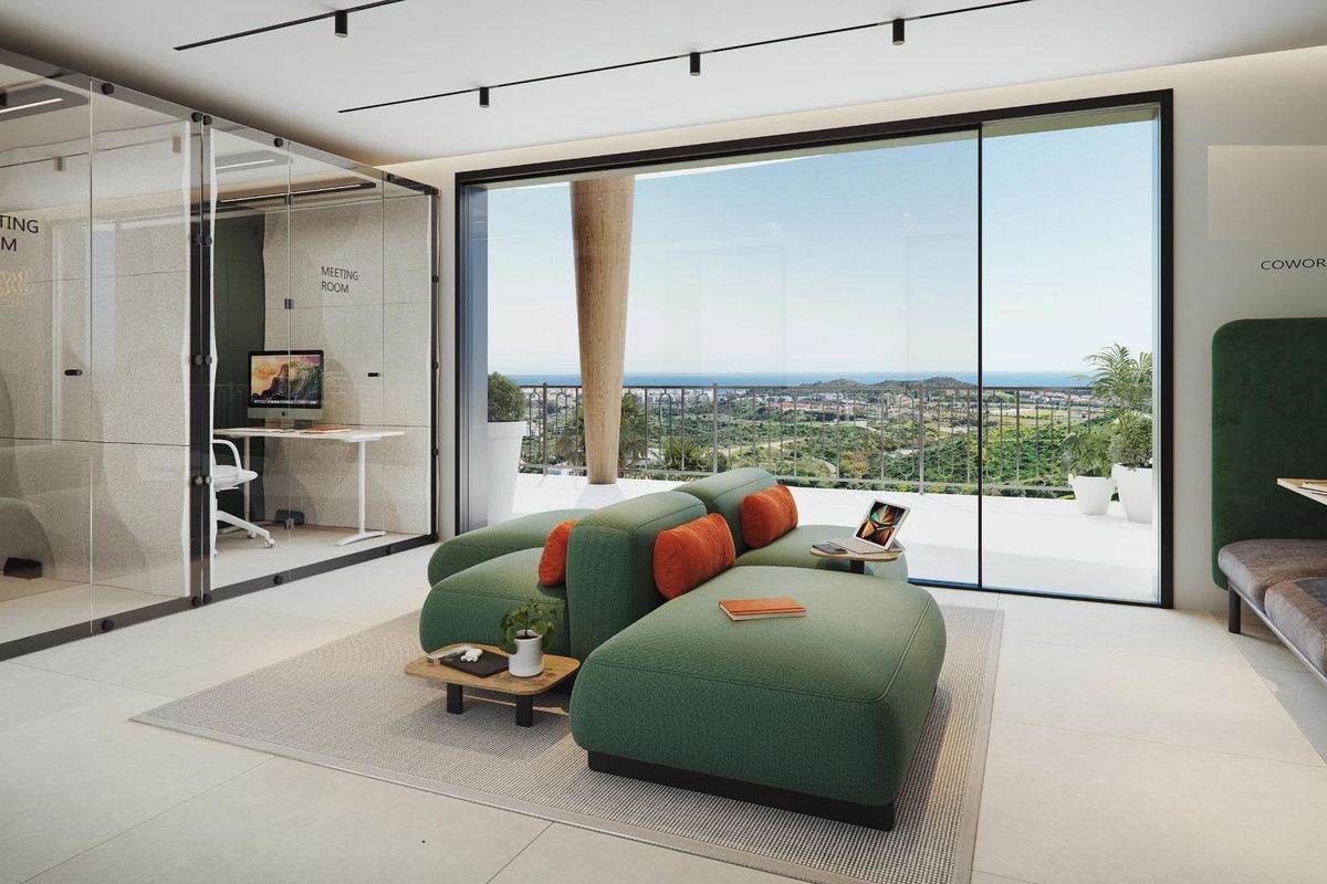 Gezellige coworkingruimte met modern interieur en prachtig uitzicht in een Mijas appartementcomplex.