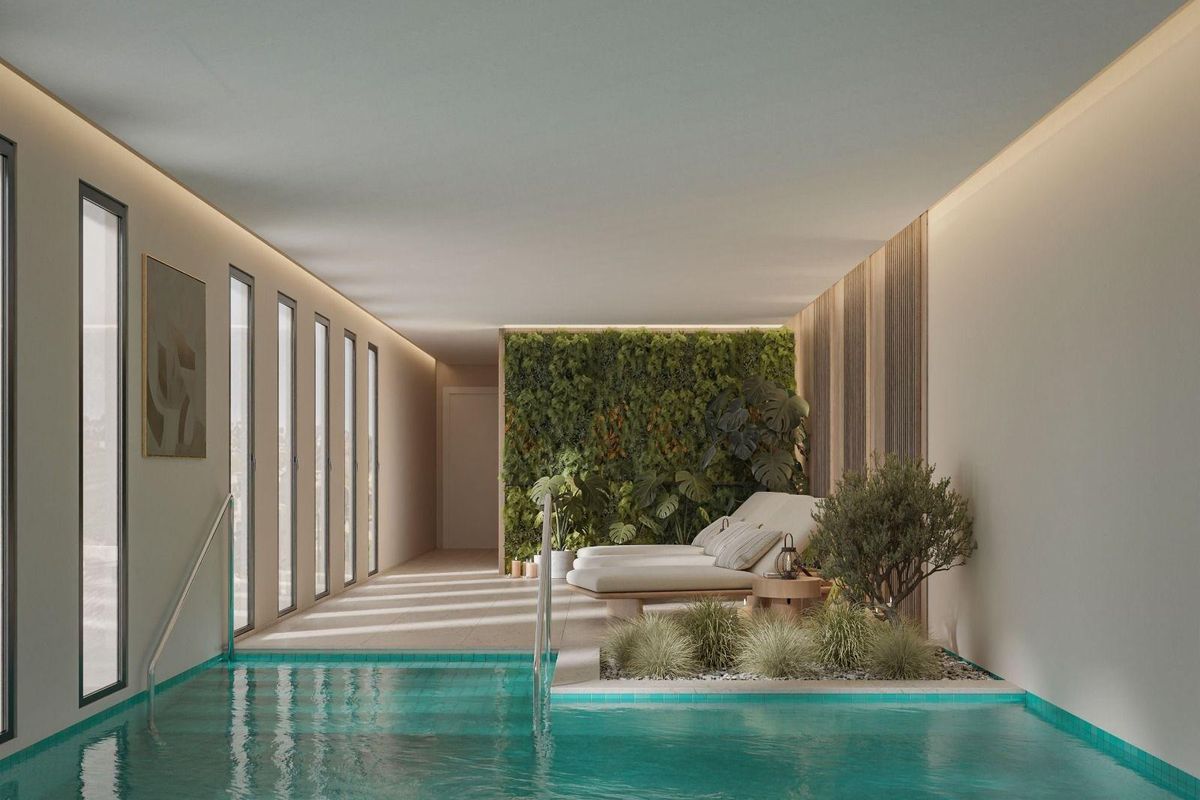 Binnenzwembadgebied met weelderig groen voor ontspanning in een modern appartementencomplex in Mijas, Costa del Sol.