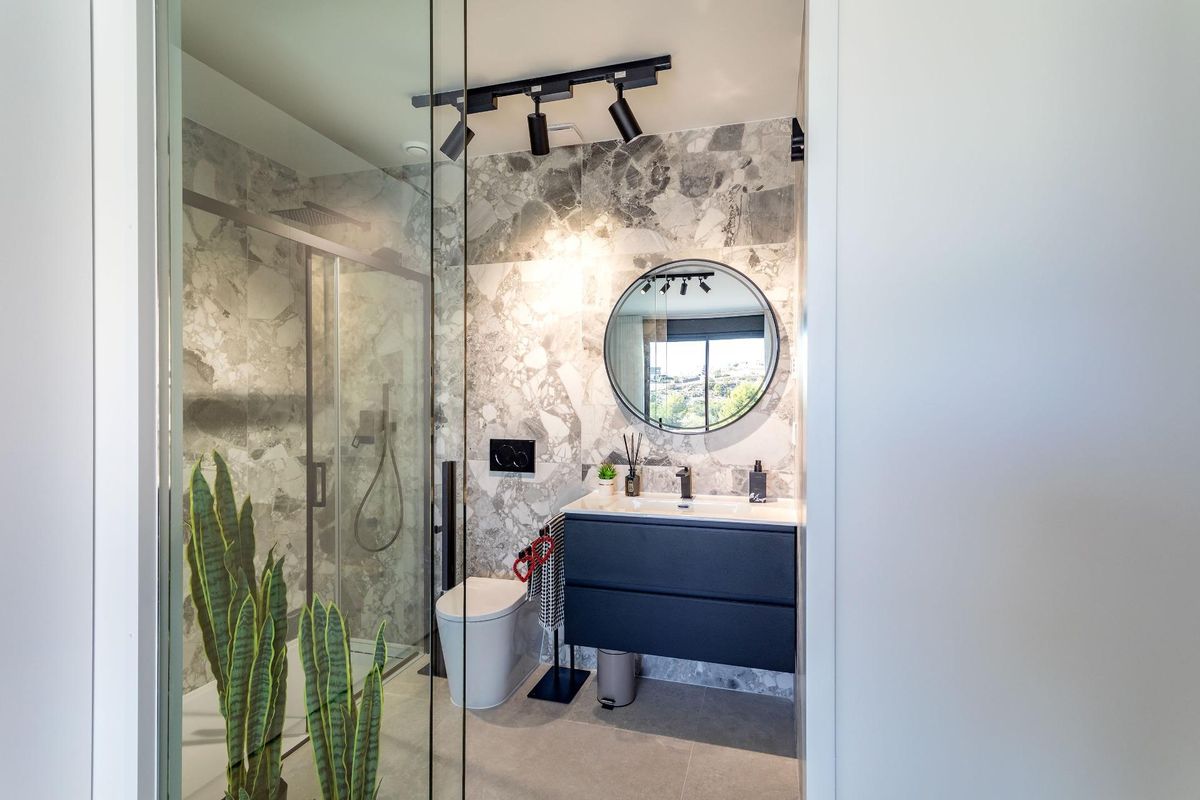 Stijlvol badkamerzicht met moderne wastafel en marmeren afwerking in een 2-slaapkamerappartement in Finestrat, Costa Blanca Noord.