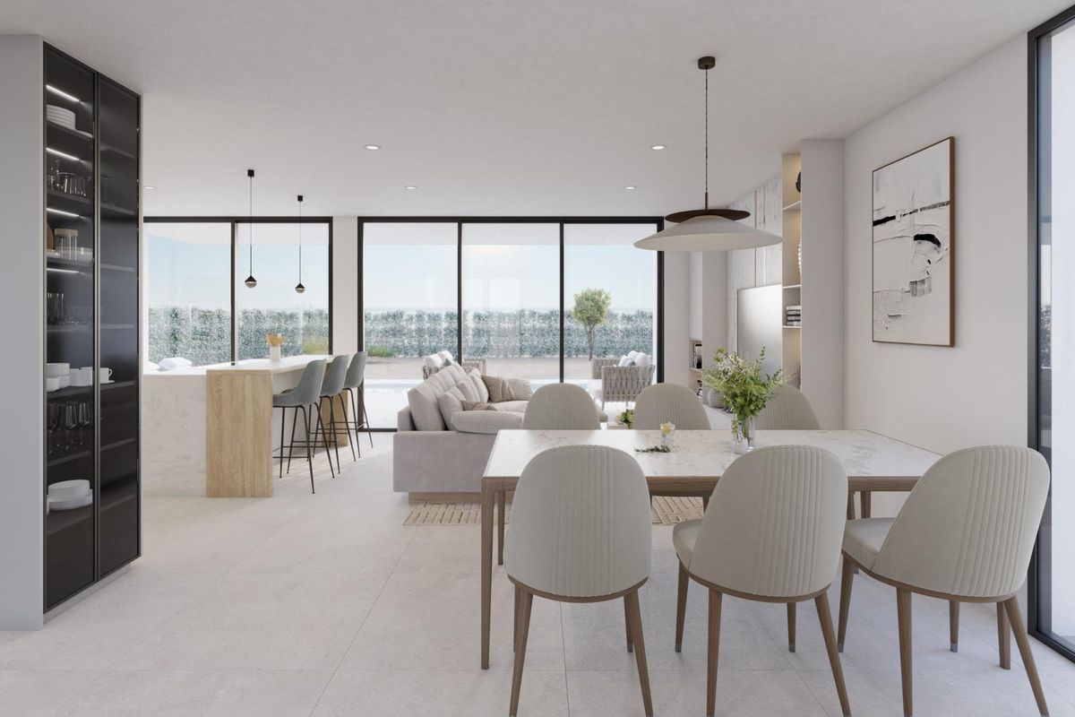 Stijlvolle eetruimte met uitzicht in de keuken van de moderne villa gelegen in Fuente Álamo.