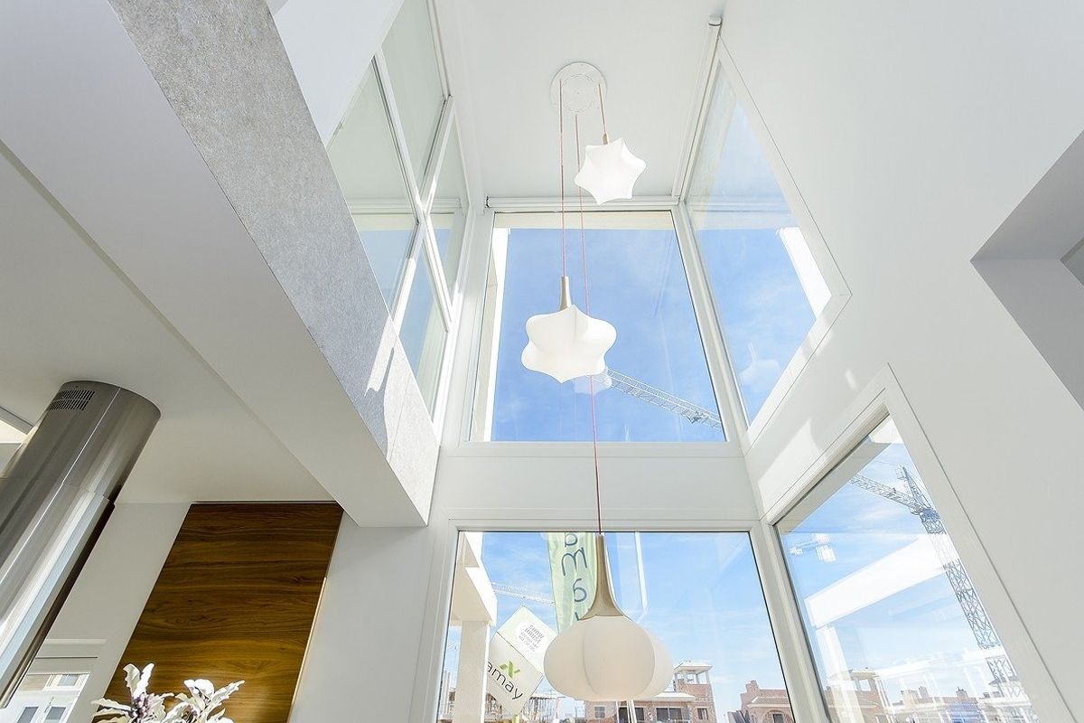 Heldere en luchtige ruimte met unieke armaturen in de woonkamer van een villa in Cartagena, Costa Calida.