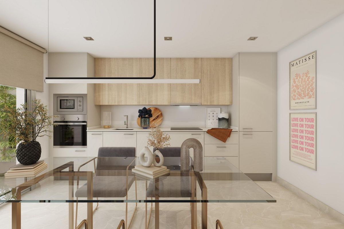 Elegante eetruimte met een glazen tafel en uitzicht op de keuken, gelegen in een 3-slaapkamer penthouse in Mijas, Spanje.
