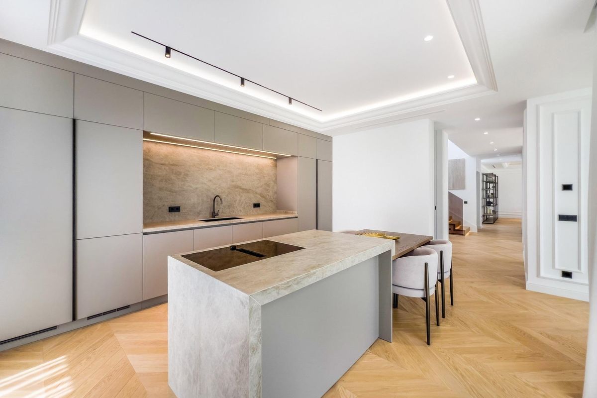 Moderne keuken in een 6-slaapkamer villa in Marbella, met een stijlvolle eiland en elegante afwerkingen.