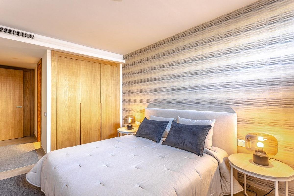 Stijlvolle tweepersoons slaapkamer met modern decor en warme verlichting, gelegen in een villa in Benahavís.