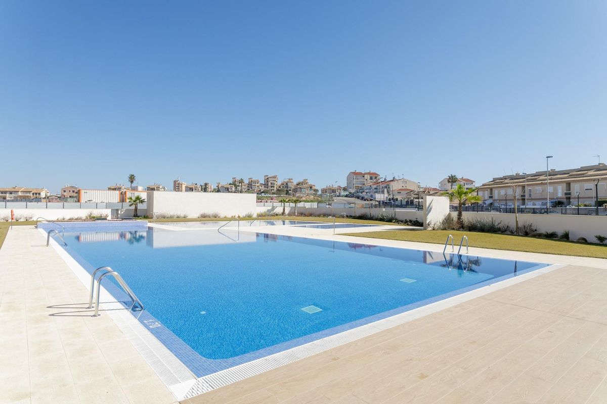 NIEUWBOUW GESLOTEN URBANISATIE IN TORREVIEJA OP SLECHTS 700M VAN HET STRAND