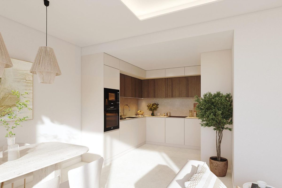 Glanzende keuken in een modern appartement met eigentijdse afwerkingen, gelegen in Málaga, Costa del Sol.