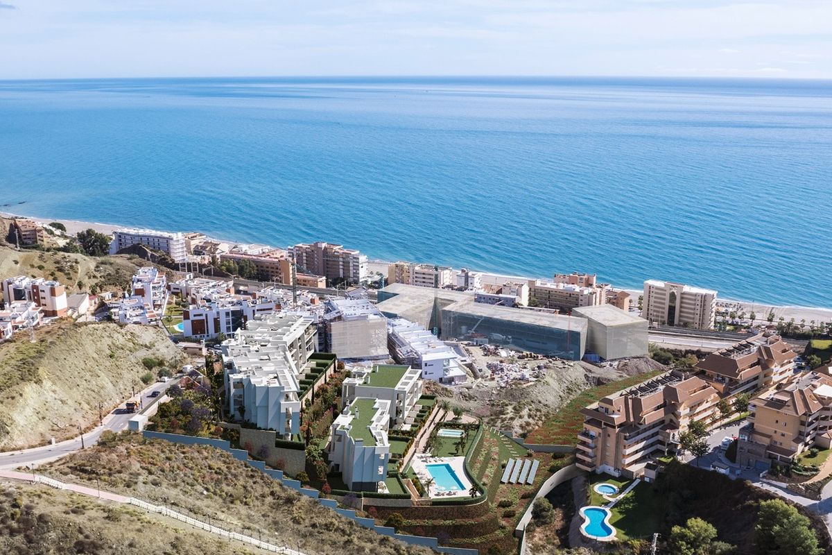 Luchtfoto van nieuw appartementencomplex in Fuengirola, Costa del Sol, dichtbij de kust en stedelijk landschap.