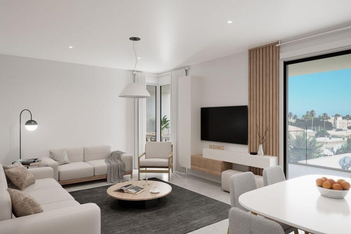 Heldere woonkamer van een penthouse in Los Alcazares, ontworpen met grote ramen en moderne meubels.