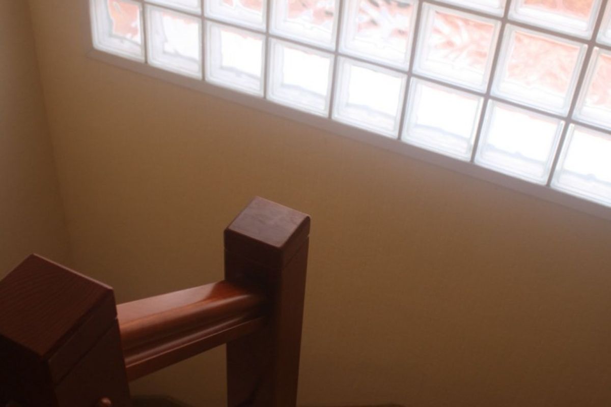 Spiraaltrap naar beneden, verlicht door natuurlijk licht in een townhouse in Torrevieja.