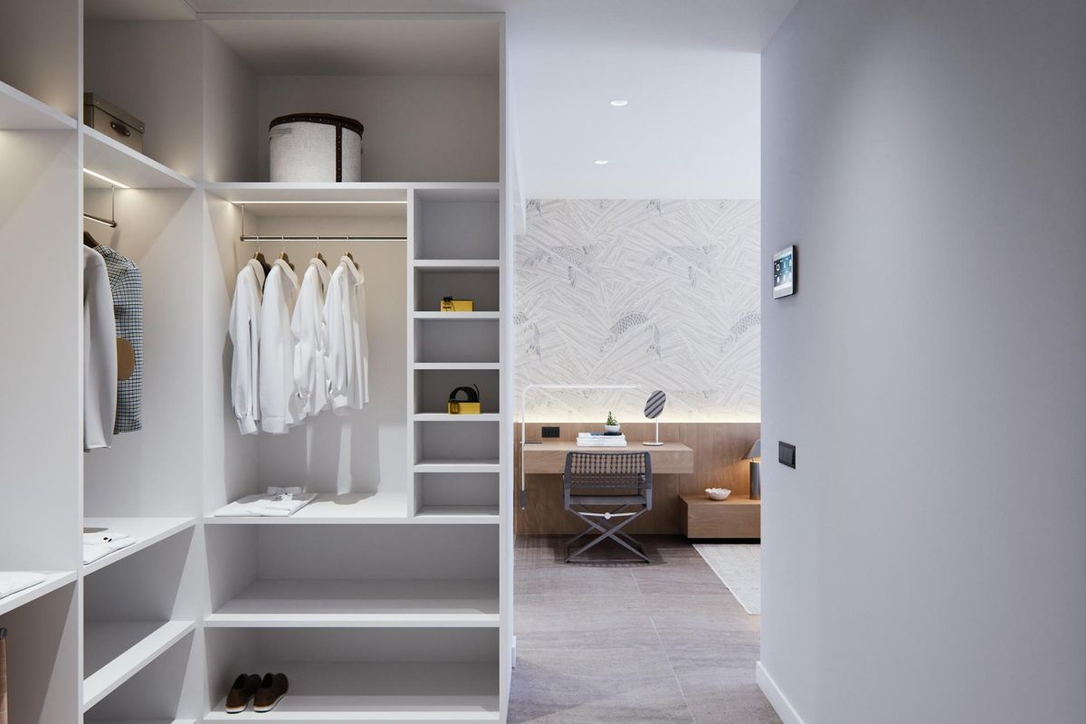 Moderne inloopkast met witte planken en hangruimte naar minimalistische slaapkamer in villa in Costa Calida