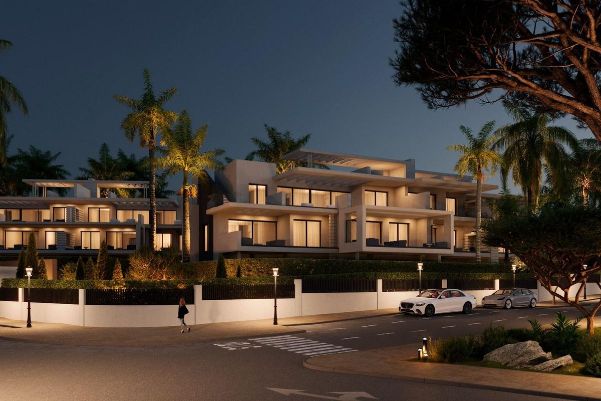 Modern penthousegebouw in de nacht verlicht, met een strakke architectuur in Estepona, Costa del Sol.