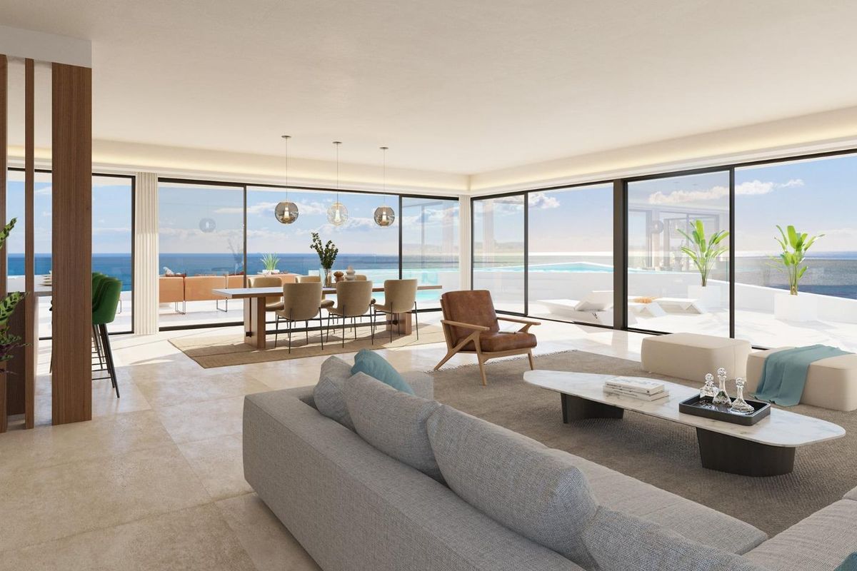 Heldere woonkamer met moderne meubels en uitzicht op zee in een 3-slaapkamer penthouse in Fuengirola, Costa del Sol.