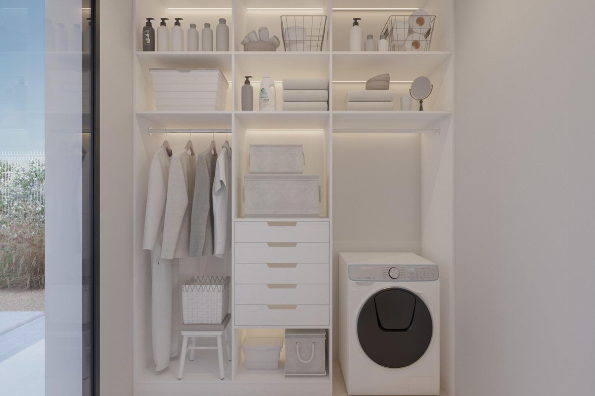 Functionele was- en opslagruimte met georganiseerde planken, onderdeel van een 3-slaapkamer villa in Costa Calida.