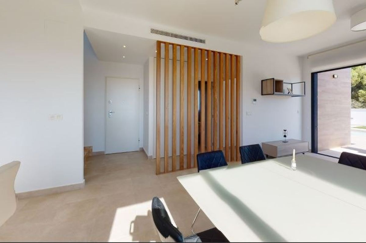 Ingang naar een heldere eetruimte in een villa, met een mix van binnen- en buitenleven in La Nucia.