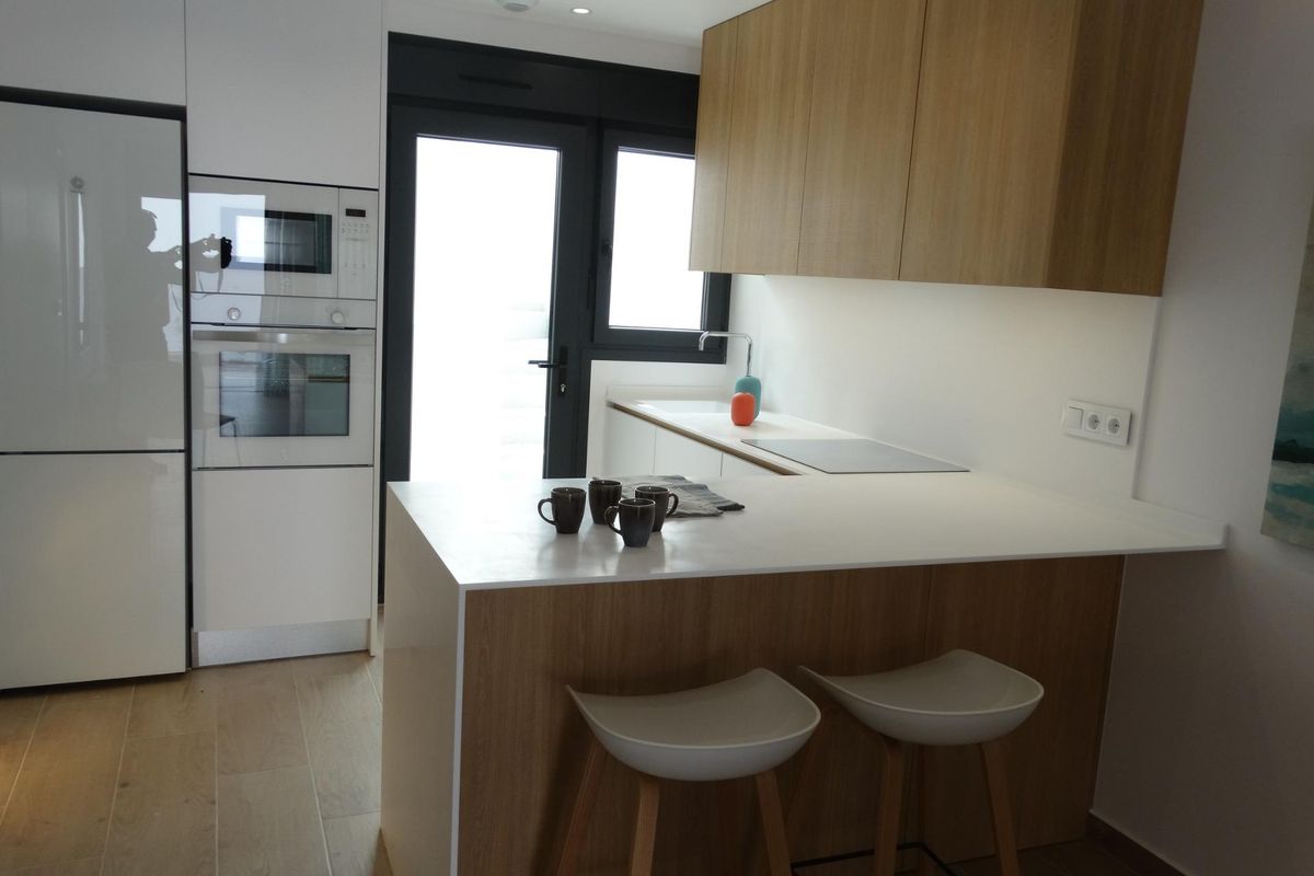 Moderne keuken met strakke kasten in een appartement op de begane grond in Pilar de La Horadada, Costa Blanca.