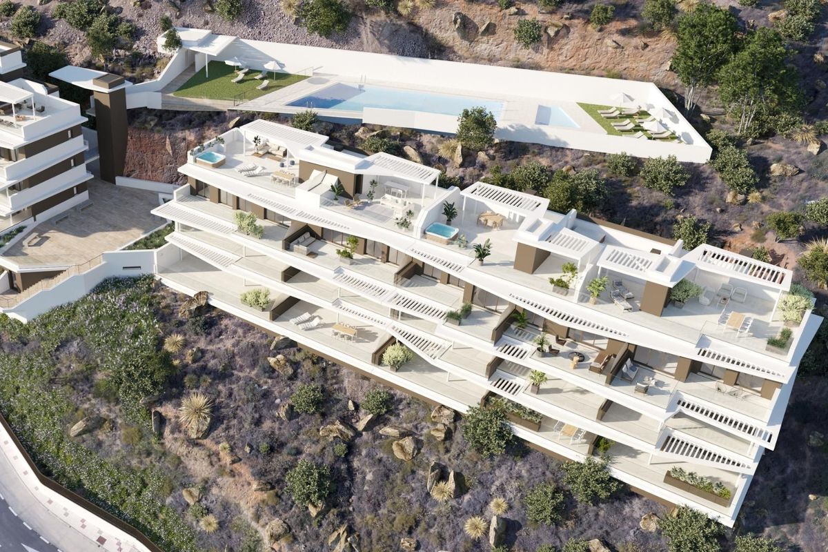 Nog een luchtfoto van het appartementencomplex met nadruk op het zwembadgebied en zonnige terrassen in Spanje.