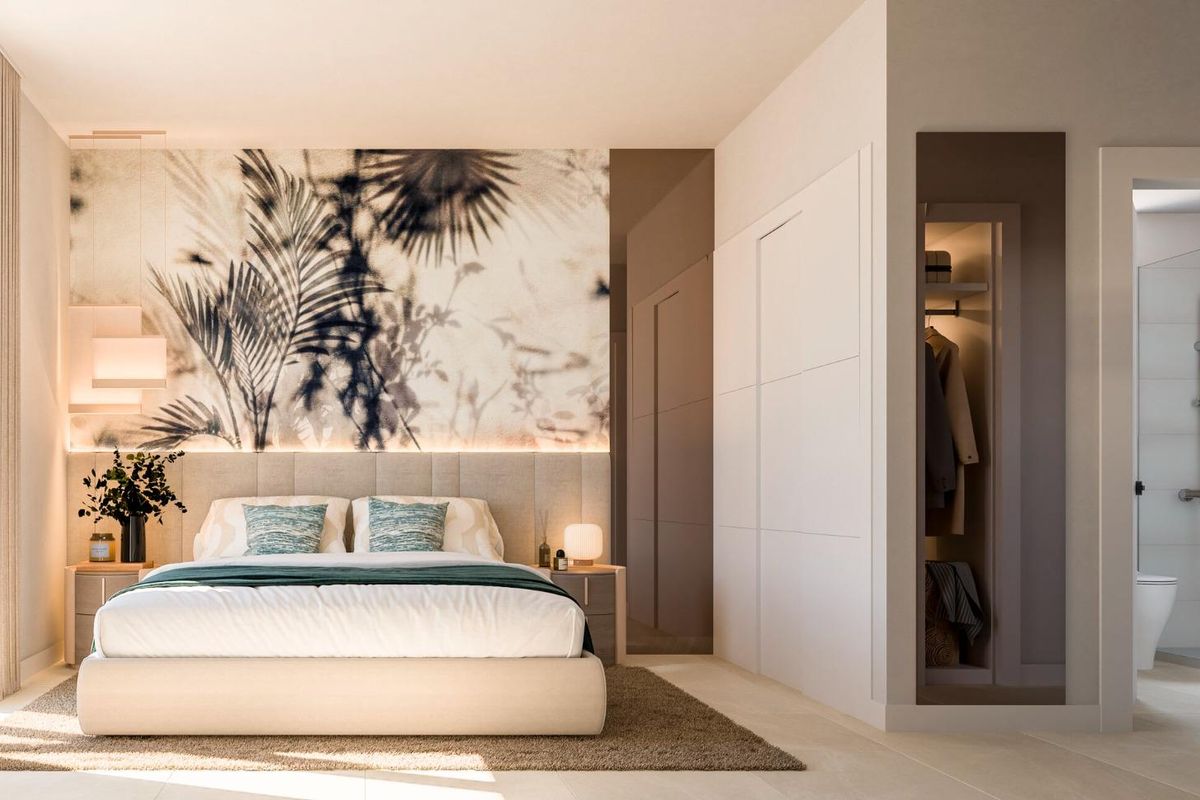 Gezellige slaapkamer in een penthouse met eigentijdse ontwerpelementen en toegang tot en-suite in Estepona.