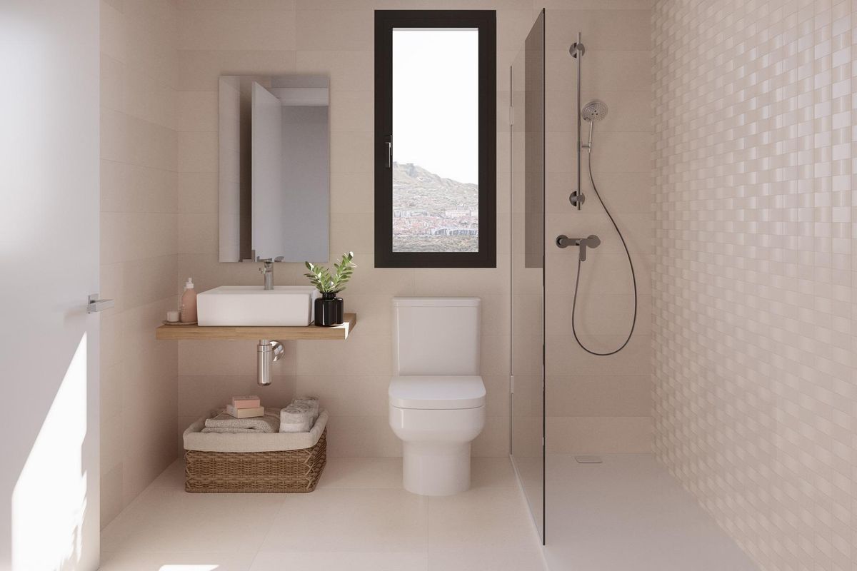 Gemoedelijke slaapkamer in een appartement in Mijas met zachte decoratie en een groot raam voor natuurlijk licht en uitzicht.