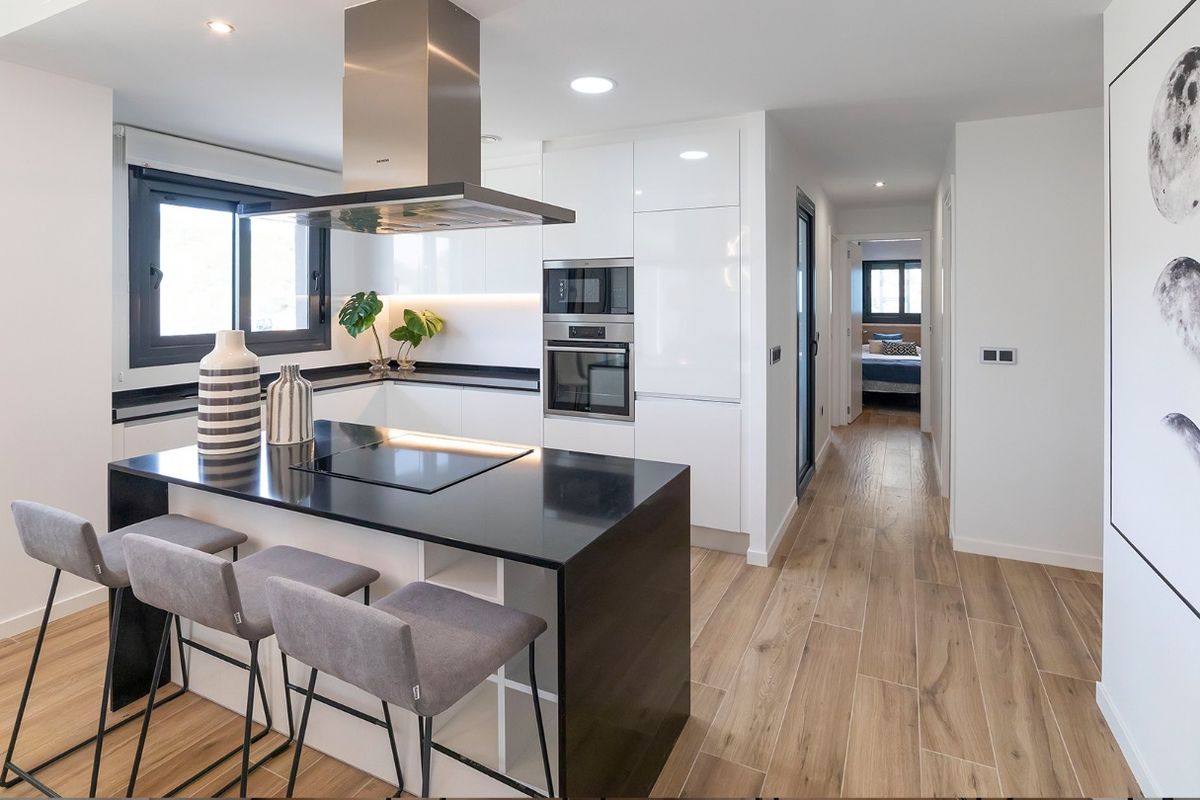 Stijlvolle keuken met moderne apparatuur in een 2-slaapkamer appartement in Benidorm, Costa Blanca Noord.