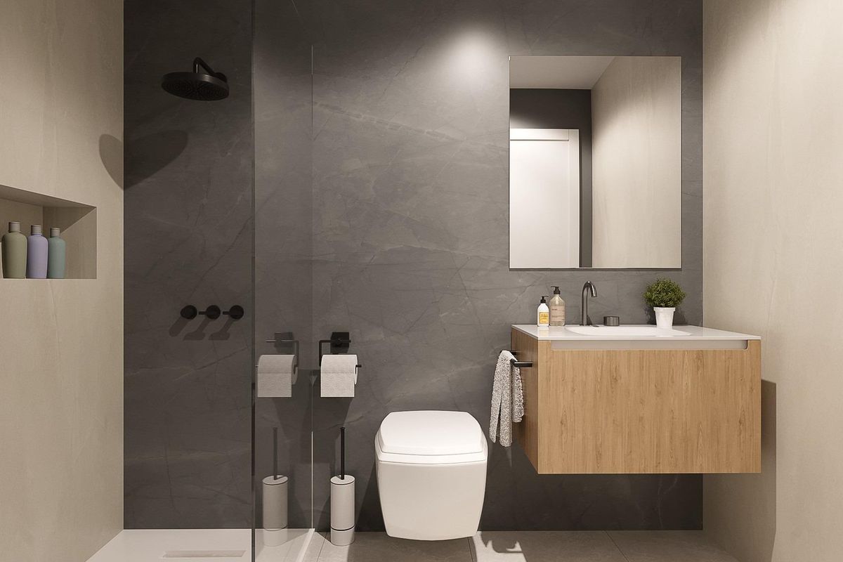 Moderne badkamer met strakke armaturen en een eigentijdse douche in de villa.