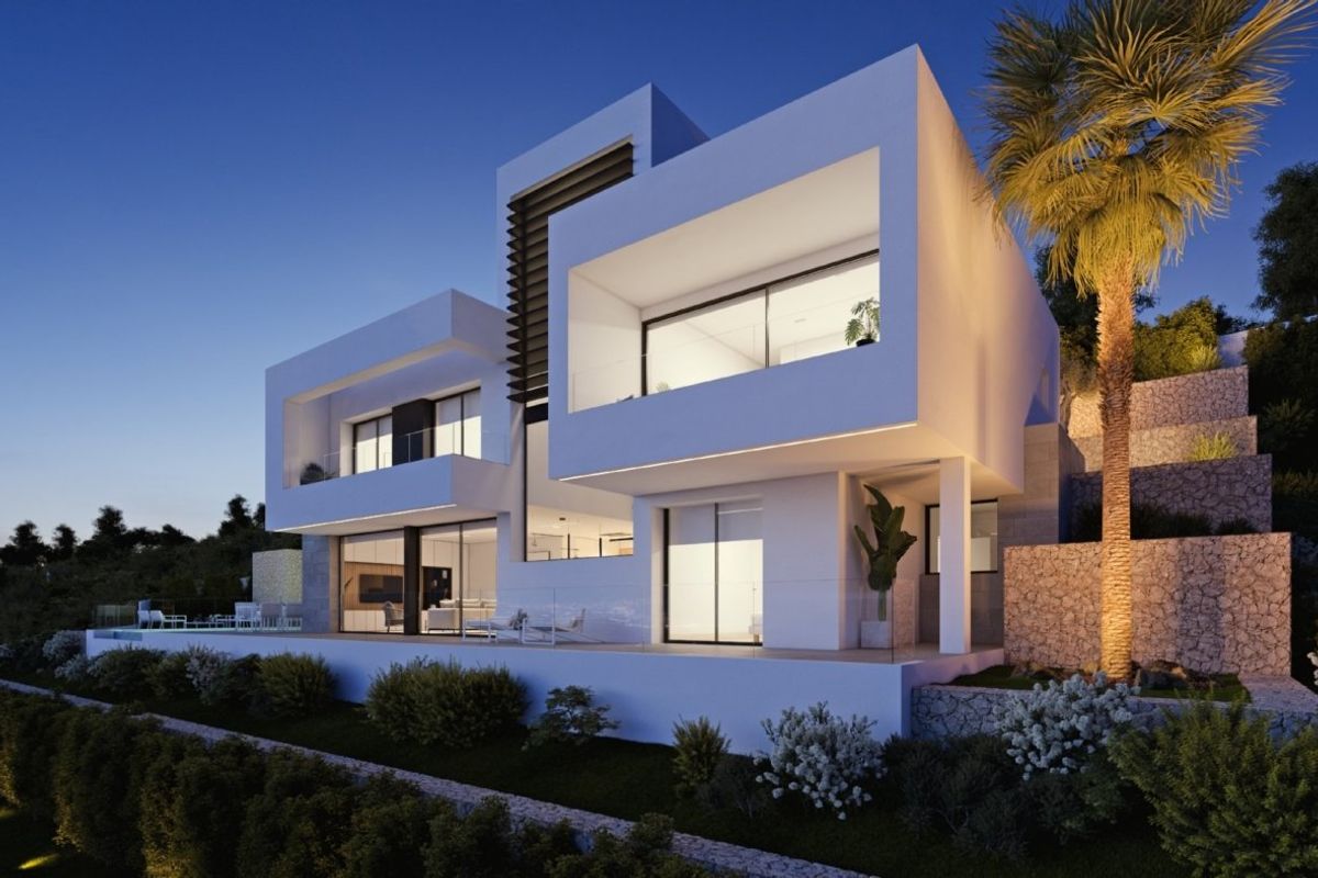 Contemporary villa-facade die 's nachts gloeit, met elegante architectuur in Altea, Costa Blanca Noord.