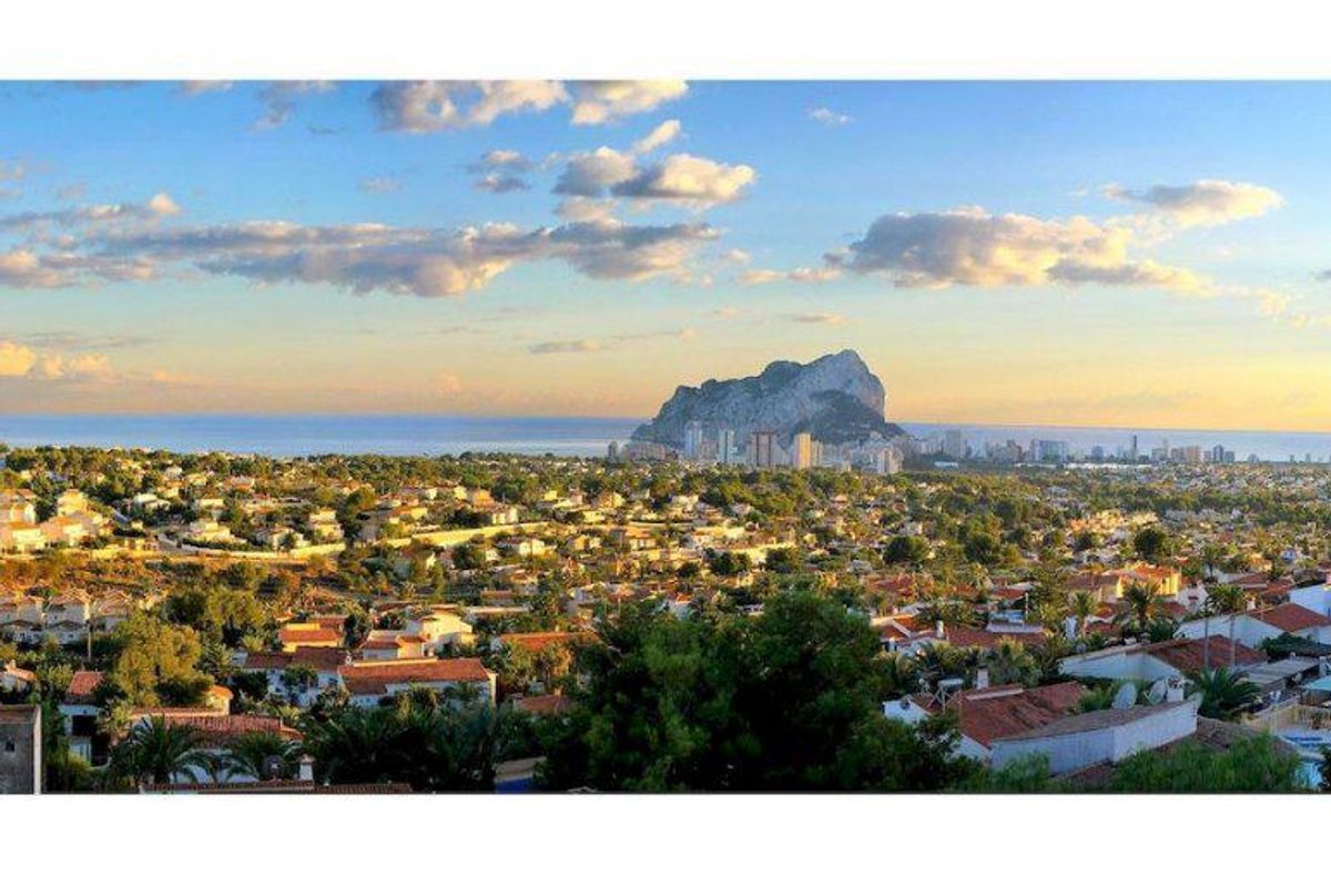 Panoramisch uitzicht bij daglicht op Calpe met de iconische rots en huizen in Costa Blanca Noord.