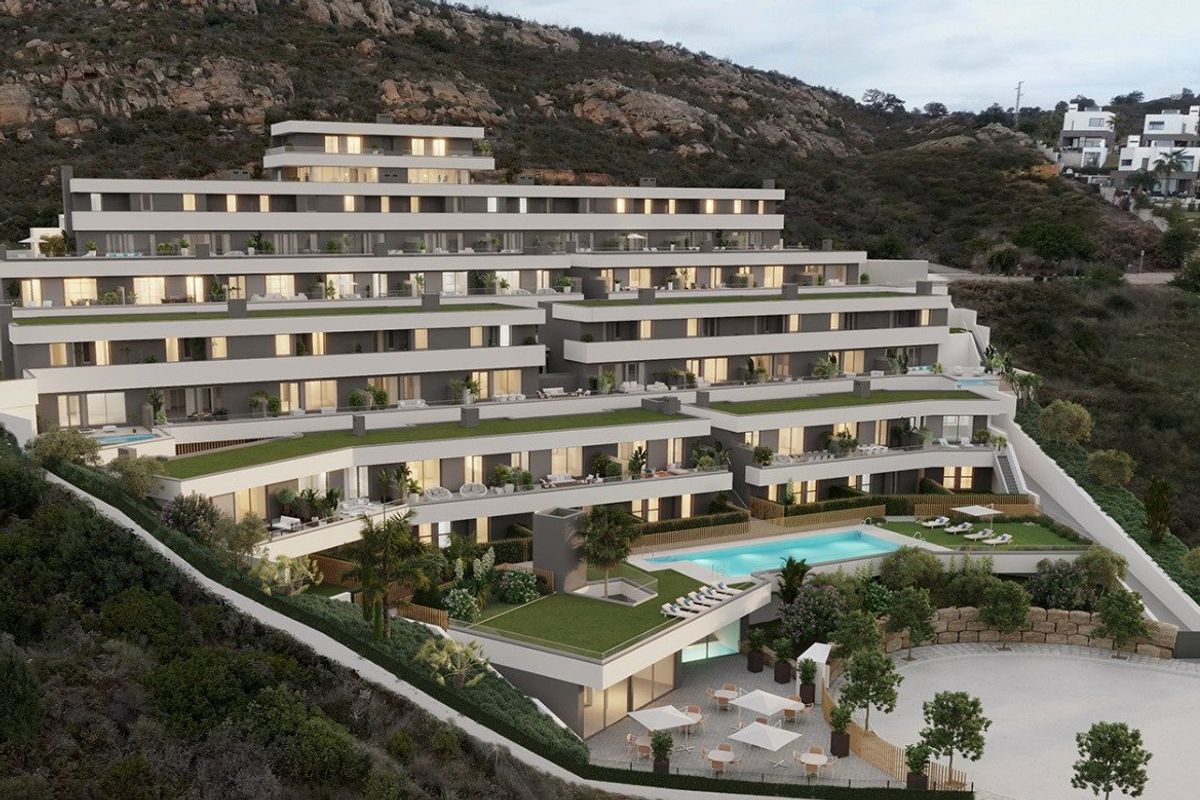 Luxe appartementencomplex met meerdere verdiepingen in rotsachtige heuvels bij Manilva, met gelaagd ontwerp en zeezicht