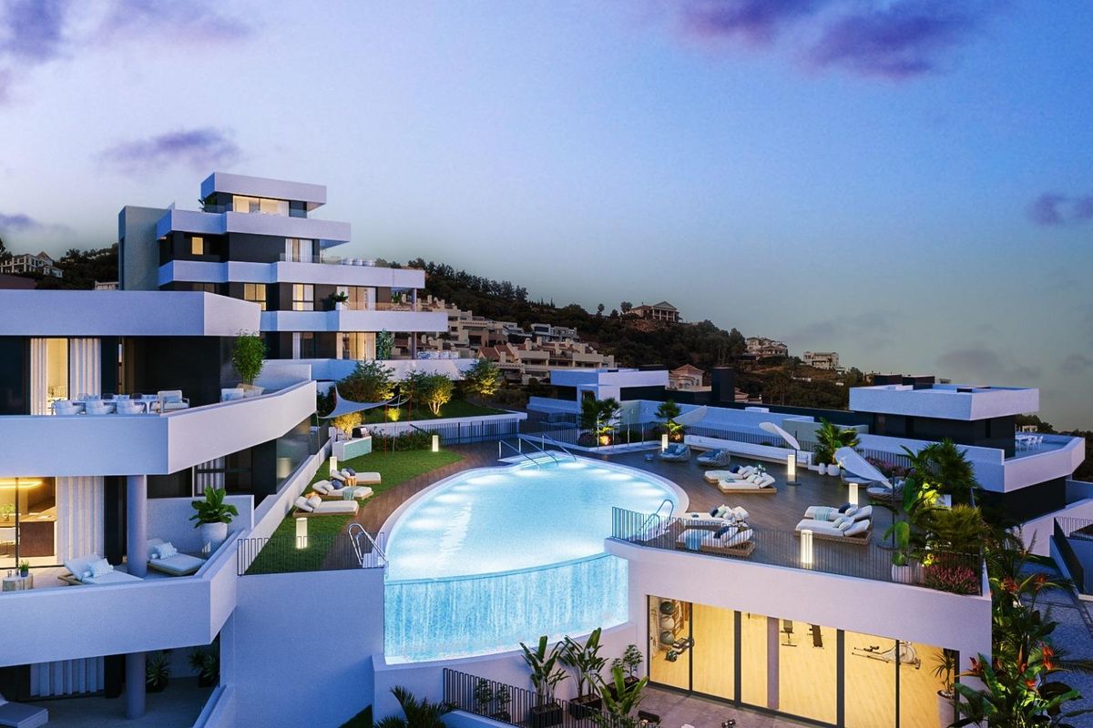 Moderne appartement buitenkant met een zwembad in Marbella, Costa del Sol, Spanje. Ideaal voor gezinnen die luxe zoeken.
