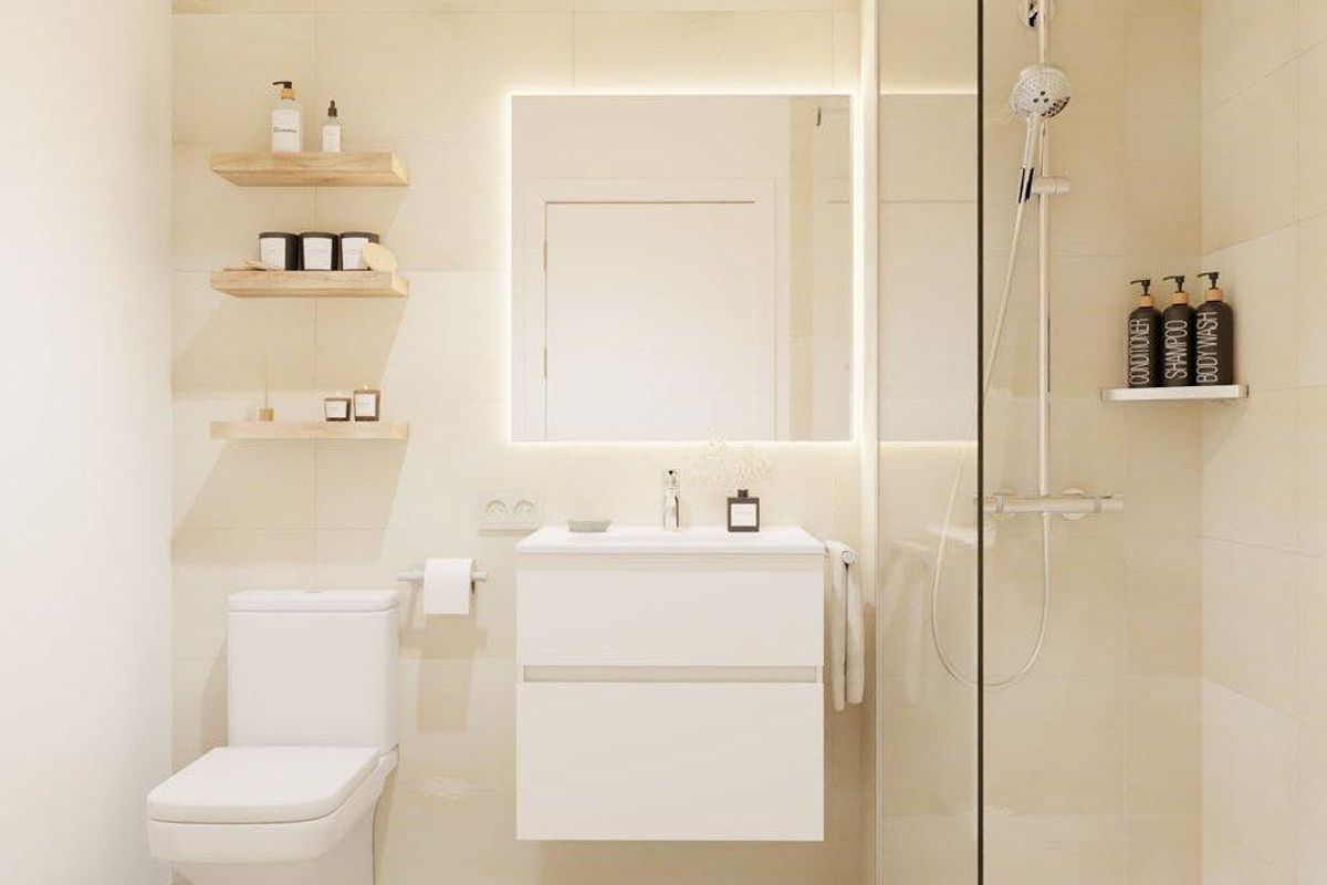 Moderne badkamer met strakke inrichting en voldoende verlichting in een 3-slaapkamer appartement in Almuñecar, Costa del Sol.