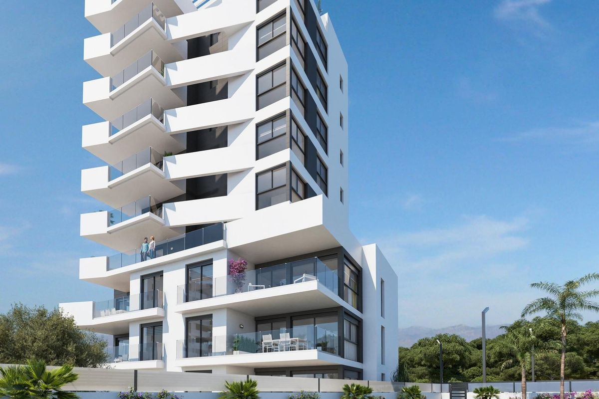 Stijlvol appartementengebouw met zwembad in Guardamar del Segura, Costa Blanca Zuid, Spanje.