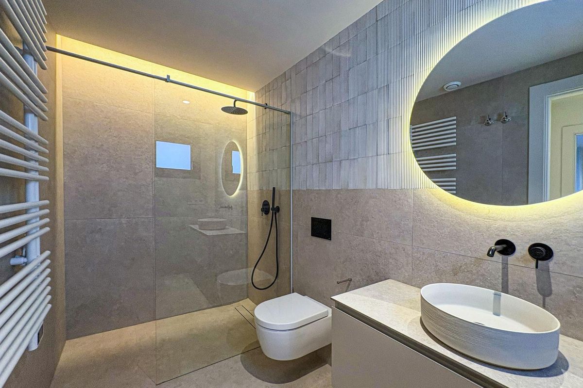 Moderne badkamer in een villa in Rojales, met een eigentijds ontwerp en een stijlvolle douche.